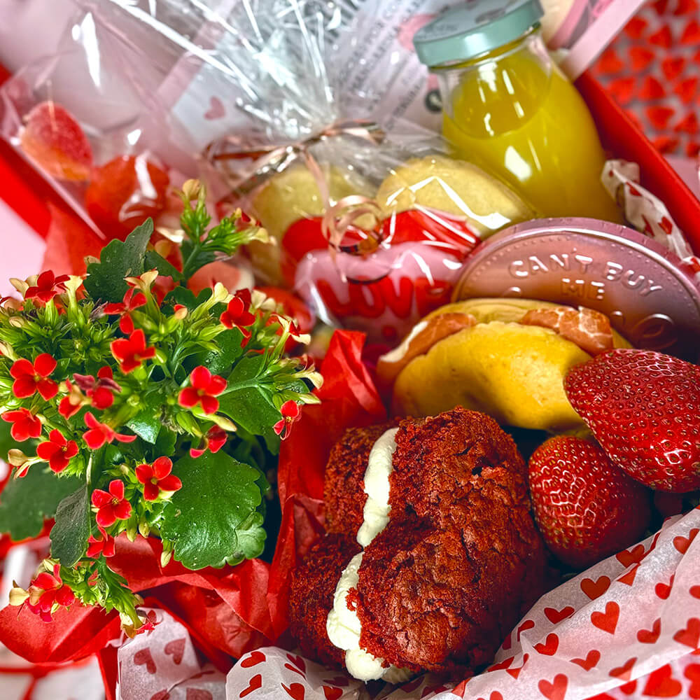 Regala amor con nuestra caja sorpresa desayuno, se lo enviamos directamente a casa para dejarle enamoarada